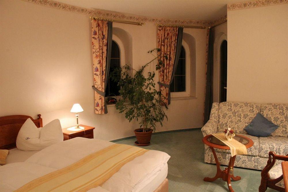 Hotel Und Restaurant Waldschloesschen Crivitz Екстериор снимка