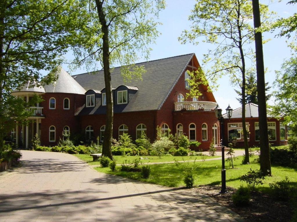 Hotel Und Restaurant Waldschloesschen Crivitz Екстериор снимка